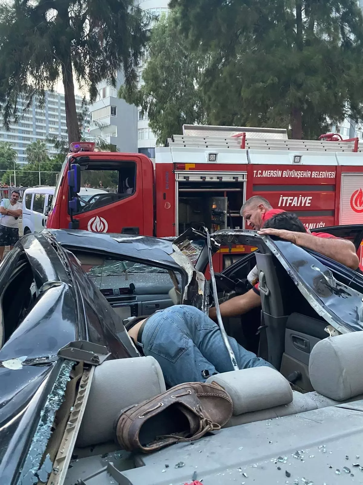 Mersin’de 20’nci kattan otomobilin üzerine düşen genç ağır yaralandı