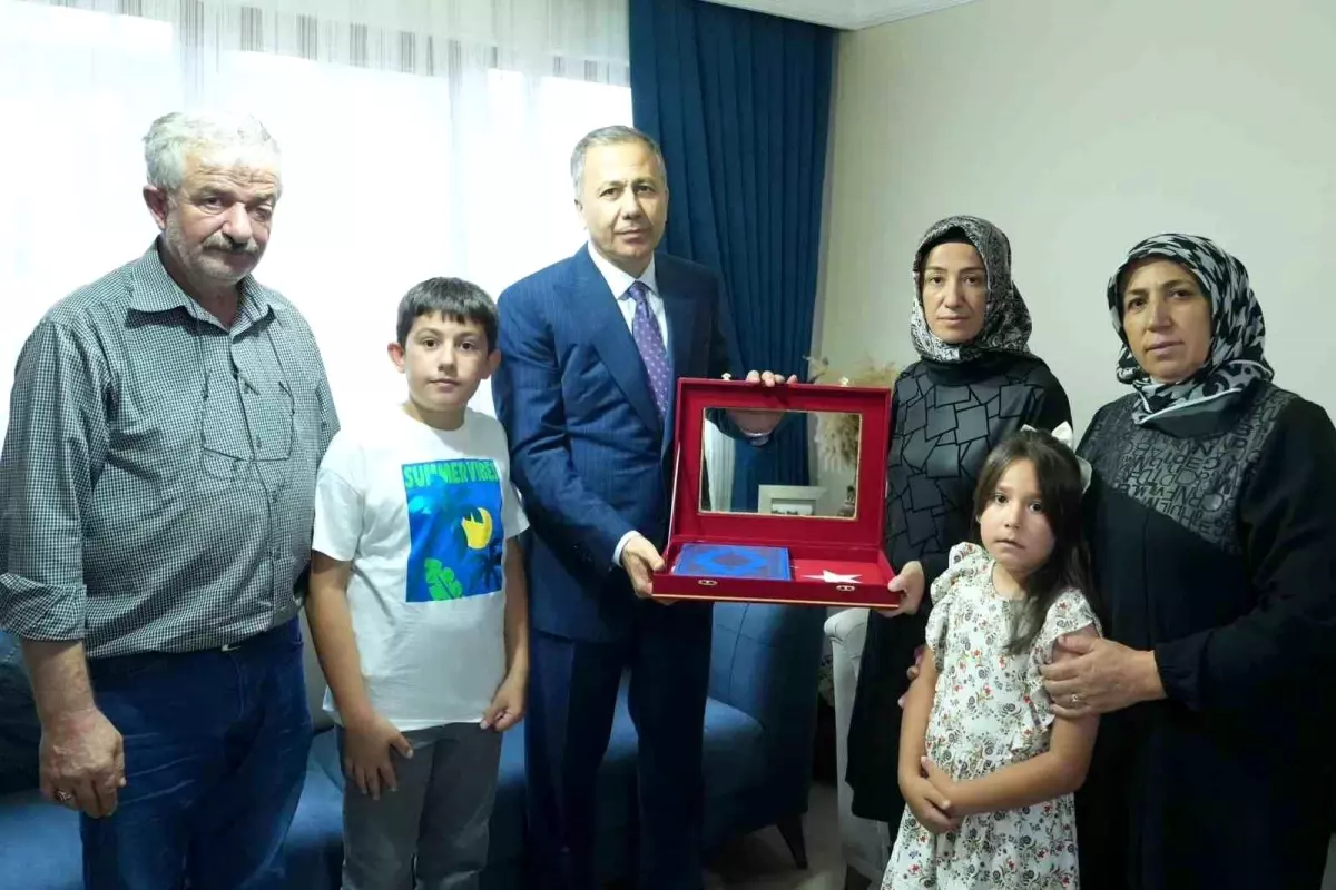 Bakan Yerlikaya’dan Şehit Polis Ailesine Ziyaret
