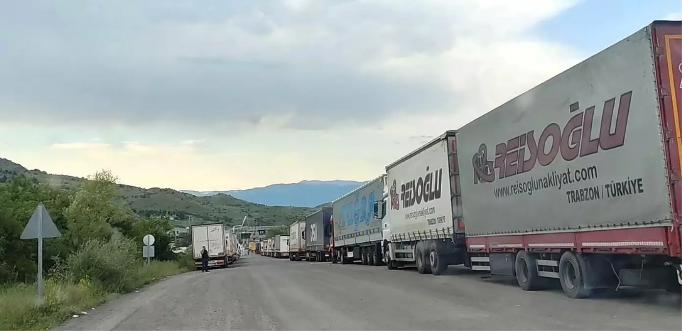 Posof Türkgözü Sınır Kapısı’nda Tır Kuyruğu Devam Ediyor