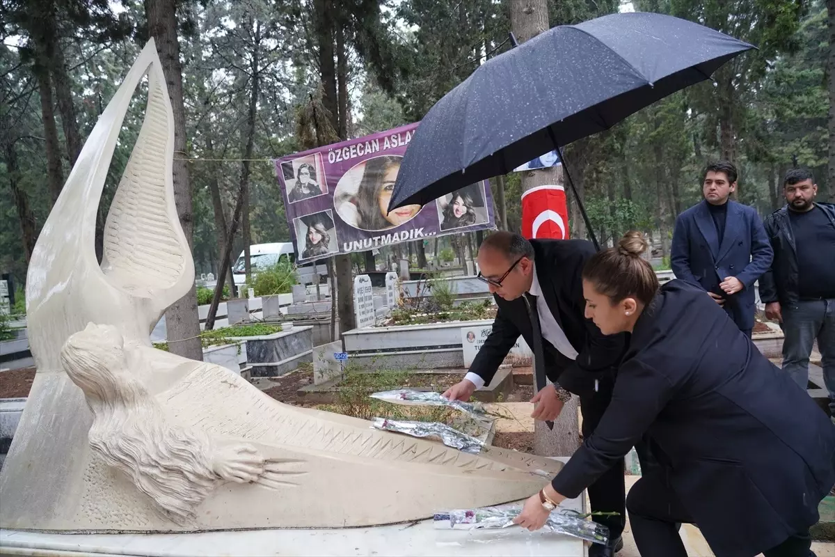 Erdemli Belediye Başkanı, Özgecan Aslan’ın Mezarı’nı Ziyaret Etti