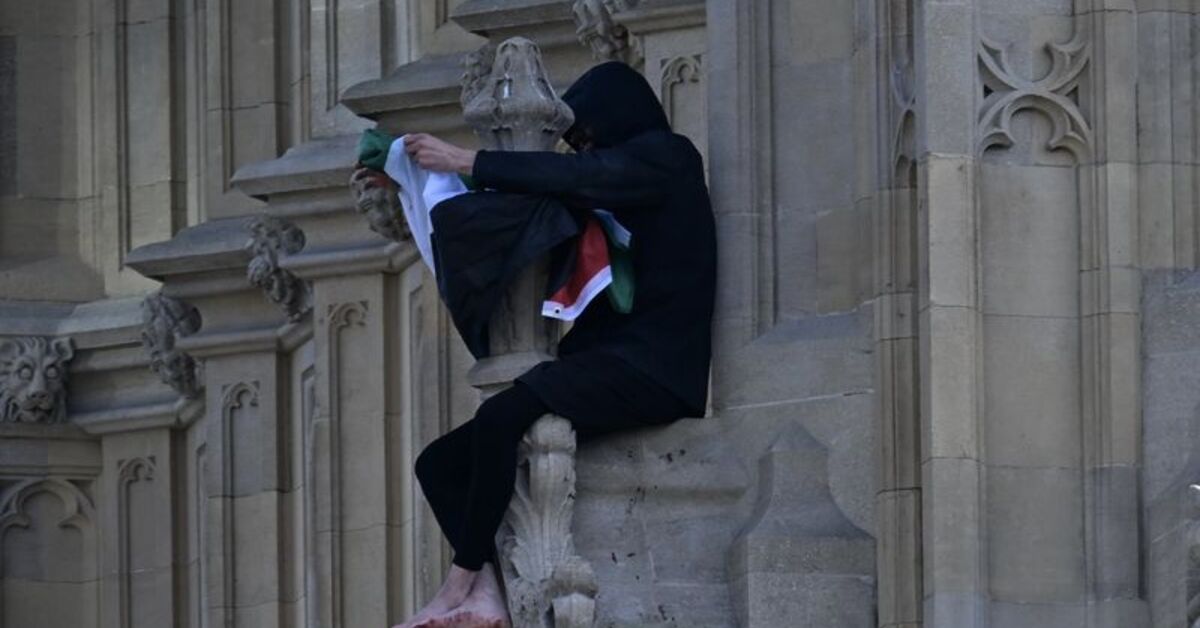 İngiltere’de bir kişi Filistin’de yaşananları protesto etmek için için Big Ben’e tırmandı