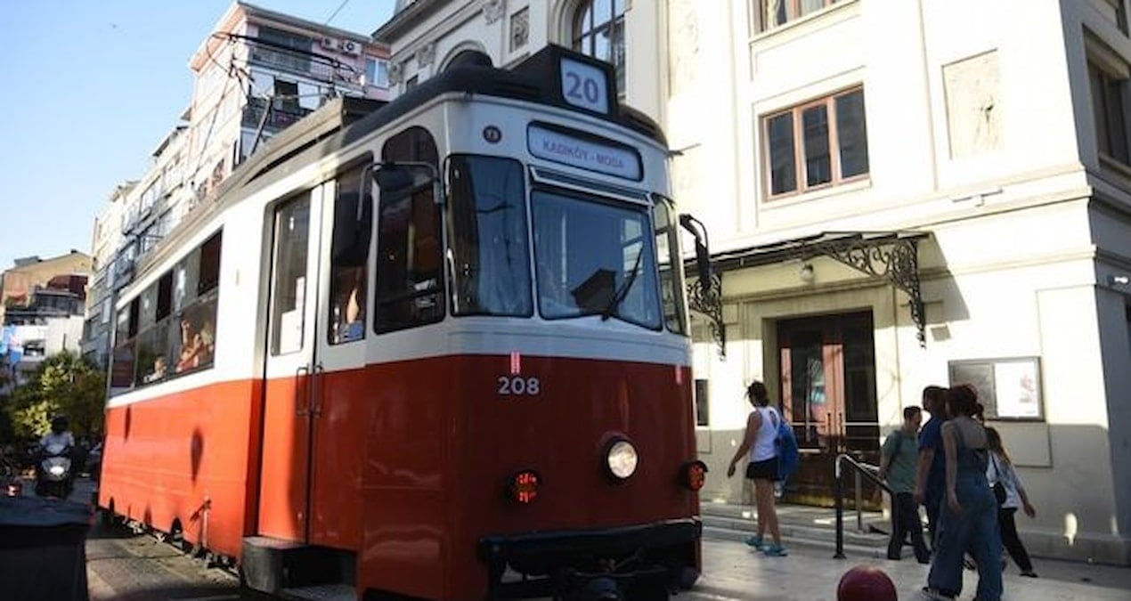 Kadıköy’de tramvay hattında kaza oldu, seferler durdu