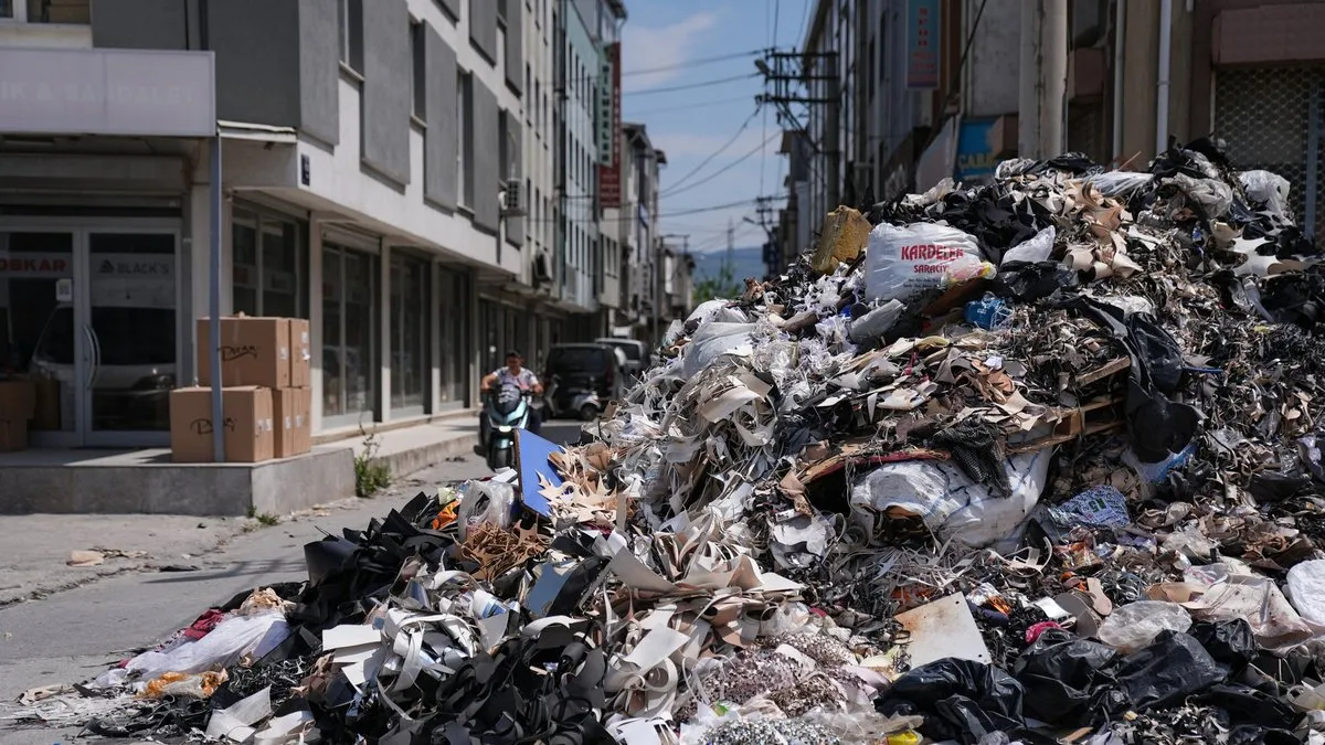 İzmir’de çöpe boğulan esnafa şok!